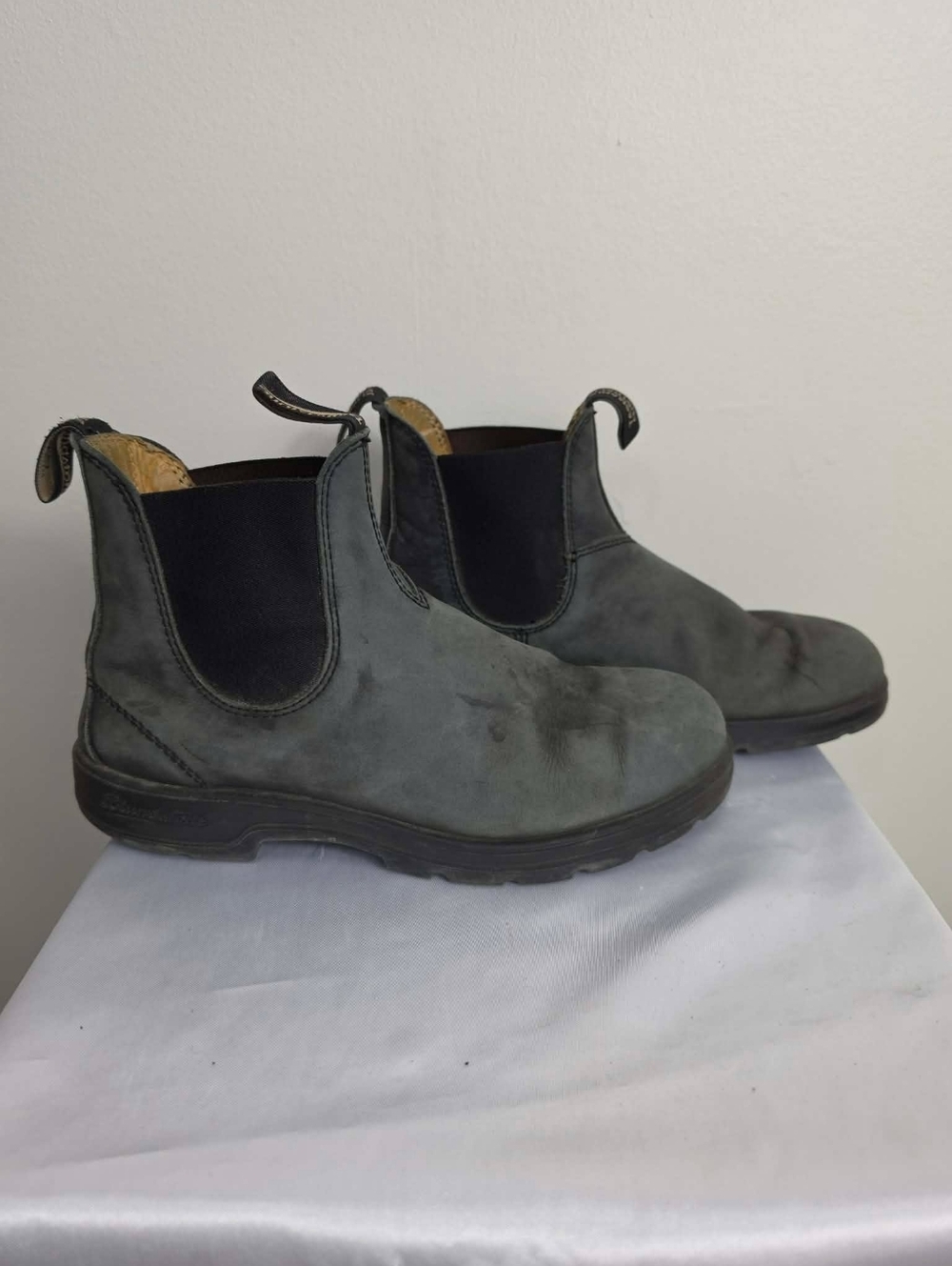 Blundstone 1308 Chisel Toe Unisex Dress Slip On Boot Rustic Black Nubuck Leather
